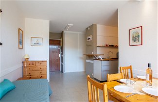 Foto 2 - Appartamento con 1 camera da letto a Bormes-les-Mimosas con piscina e vista mare