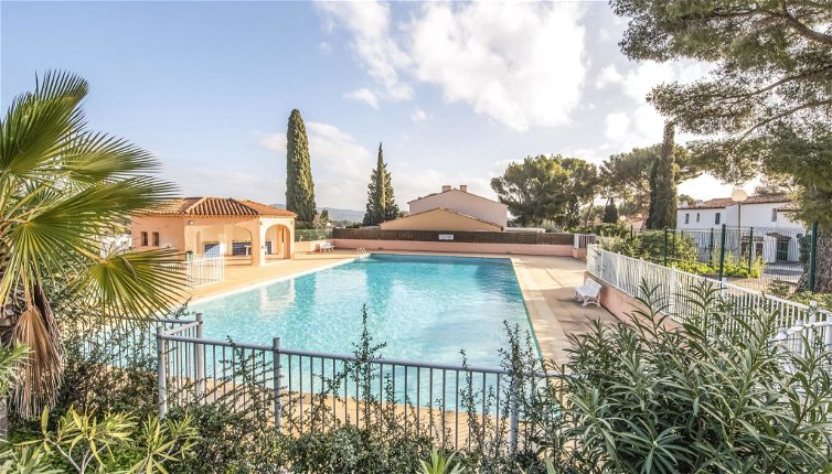 Foto 1 - Casa de 2 habitaciones en Cavalaire-sur-Mer con piscina y vistas al mar