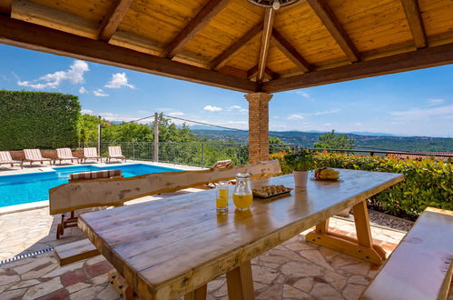 Photo 13 - Maison de 6 chambres à Kastav avec piscine privée et vues à la mer