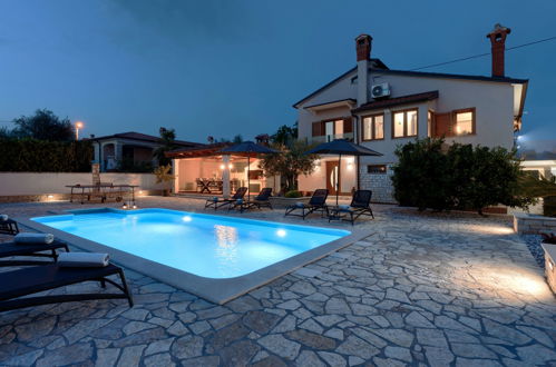 Foto 36 - Casa con 4 camere da letto a Kaštelir-Labinci con piscina privata e giardino