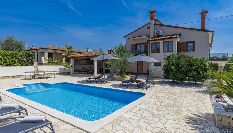 Photo 1 - Maison de 4 chambres à Kaštelir-Labinci avec piscine privée et jardin