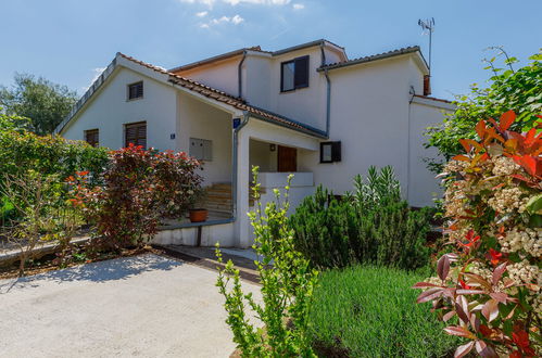 Foto 27 - Casa con 4 camere da letto a Poreč con piscina privata e vista mare