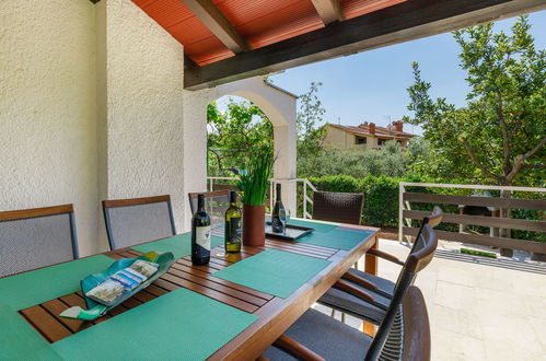 Foto 20 - Casa con 4 camere da letto a Poreč con piscina privata e vista mare