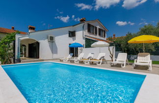 Photo 1 - Maison de 4 chambres à Poreč avec piscine privée et vues à la mer