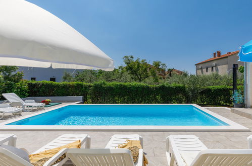 Photo 2 - Maison de 4 chambres à Poreč avec piscine privée et vues à la mer