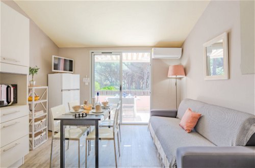 Foto 2 - Appartamento con 1 camera da letto a Sainte-Maxime con piscina e vista mare