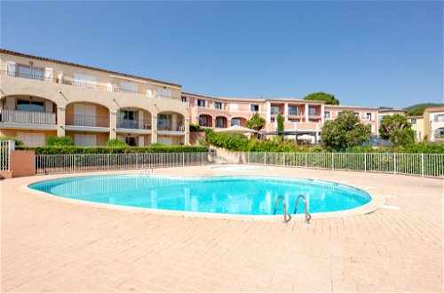 Foto 12 - Apartamento de 1 habitación en Sainte-Maxime con piscina y vistas al mar