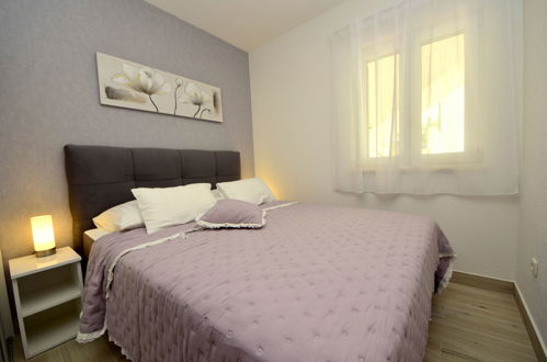 Foto 14 - Appartamento con 2 camere da letto a Okrug con piscina e vista mare