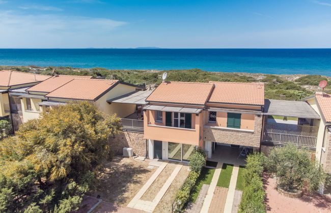 Casa de 4 quartos em Badesi com piscina e jardim - Foto 1