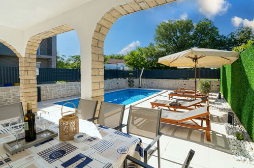 Photo 4 - 4 bedroom House in Malinska-Dubašnica with private pool and garden
