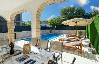 Foto 3 - Casa de 4 quartos em Malinska-Dubašnica com piscina privada e jardim