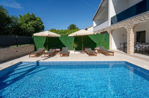 Photo 2 - 4 bedroom House in Malinska-Dubašnica with private pool and garden