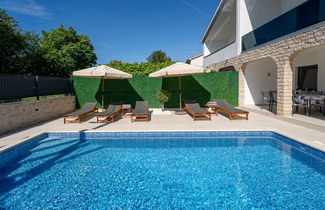 Photo 2 - 4 bedroom House in Malinska-Dubašnica with private pool and garden