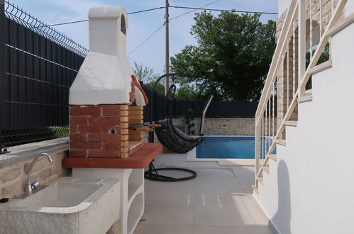 Foto 7 - Casa de 4 quartos em Malinska-Dubašnica com piscina privada e jardim