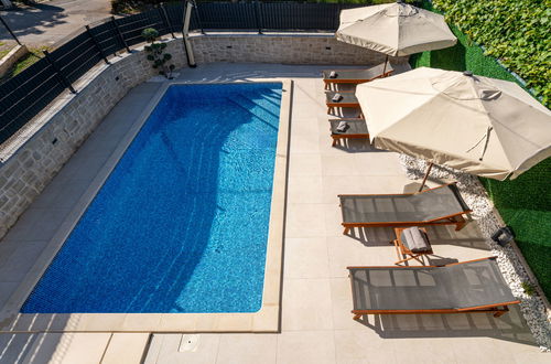 Photo 11 - 4 bedroom House in Malinska-Dubašnica with private pool and garden