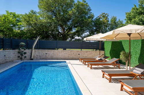 Photo 12 - 4 bedroom House in Malinska-Dubašnica with private pool and garden