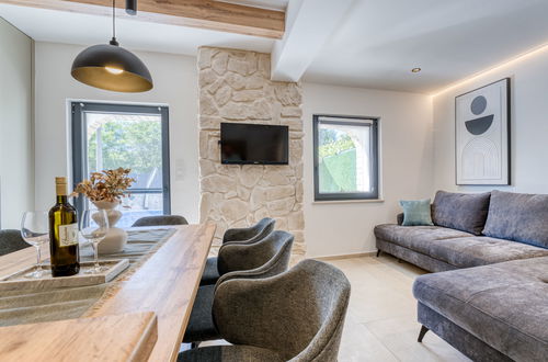 Photo 7 - 4 bedroom House in Malinska-Dubašnica with private pool and garden