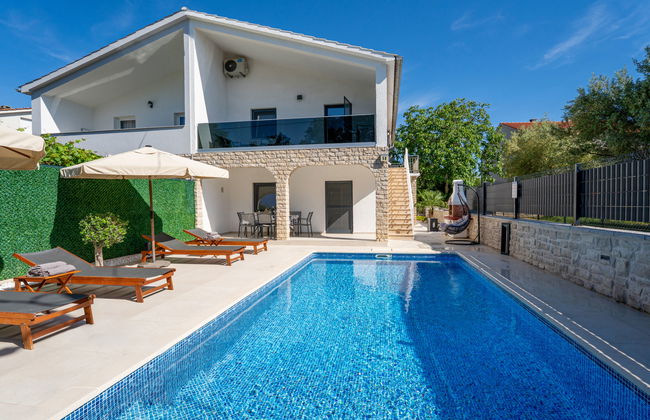 Casa de 5 quartos em Malinska-Dubašnica com piscina privada e jardim - Foto 1