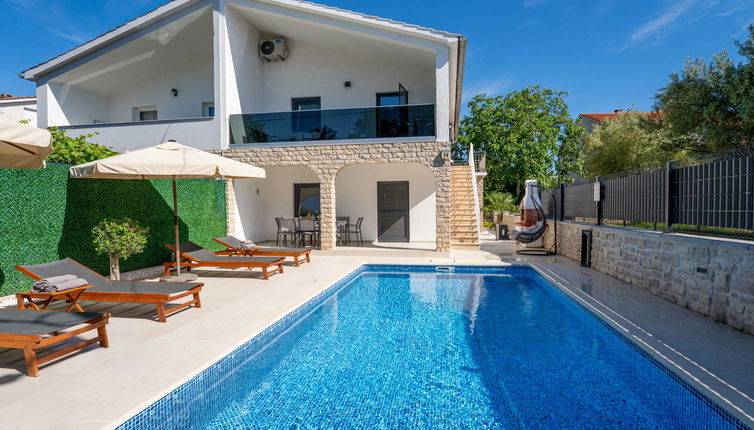 Photo 1 - 4 bedroom House in Malinska-Dubašnica with private pool and garden