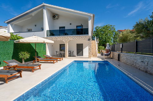 Photo 1 - 4 bedroom House in Malinska-Dubašnica with private pool and garden