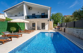 Photo 1 - 4 bedroom House in Malinska-Dubašnica with private pool and garden