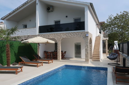 Foto 1 - Casa de 4 quartos em Malinska-Dubašnica com piscina privada e jardim