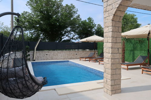 Foto 11 - Casa con 4 camere da letto a Malinska-Dubašnica con piscina privata e giardino