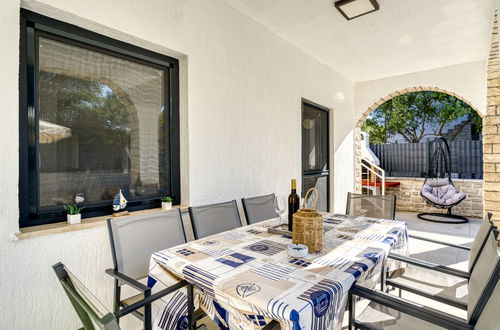 Photo 10 - 4 bedroom House in Malinska-Dubašnica with private pool and garden