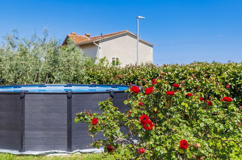 Foto 2 - Apartamento de 2 quartos em Ližnjan com piscina privada e jardim