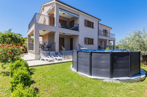 Foto 1 - Apartamento de 2 quartos em Ližnjan com piscina privada e jardim