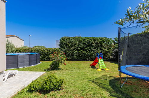 Foto 15 - Apartamento de 2 quartos em Ližnjan com piscina privada e jardim