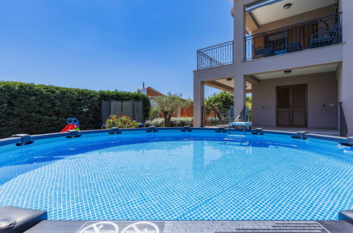 Foto 11 - Apartamento de 2 quartos em Ližnjan com piscina privada e jardim