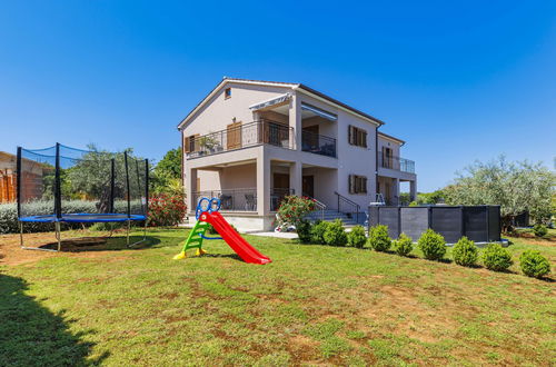 Foto 14 - Apartamento de 2 quartos em Ližnjan com piscina privada e jardim