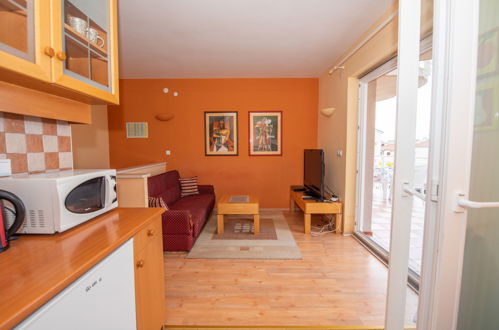 Foto 10 - Apartamento de 1 habitación en Makarska con vistas al mar