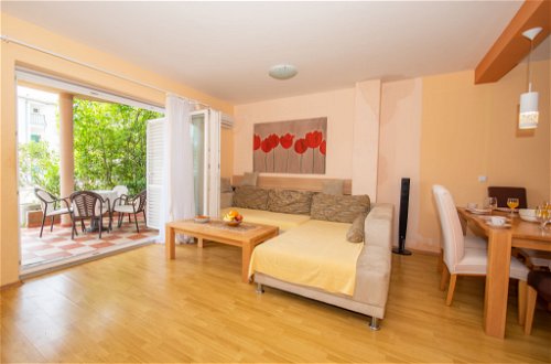 Foto 2 - Apartamento de 2 habitaciones en Makarska con terraza y vistas al mar