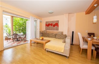 Foto 2 - Appartamento con 2 camere da letto a Makarska con terrazza e vista mare