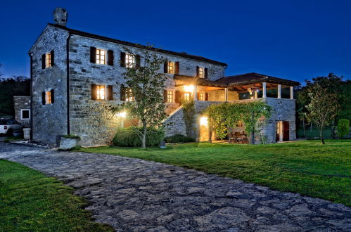 Foto 35 - Casa de 4 quartos em Grožnjan com piscina privada e jardim