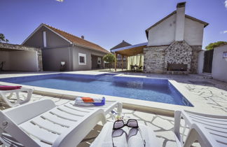 Foto 1 - Casa de 3 habitaciones en Novigrad con piscina privada y vistas al mar