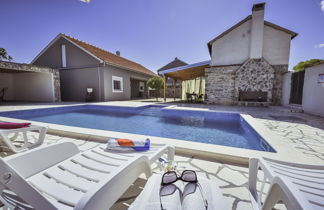 Photo 1 - Maison de 3 chambres à Novigrad avec piscine privée et vues à la mer