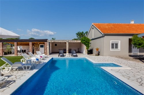 Foto 21 - Casa con 3 camere da letto a Novigrad con piscina privata e vista mare