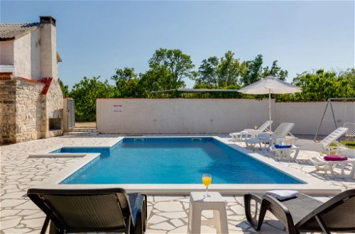 Foto 22 - Casa con 3 camere da letto a Novigrad con piscina privata e vista mare