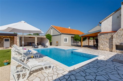 Foto 25 - Casa con 3 camere da letto a Novigrad con piscina privata e vista mare