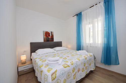 Foto 4 - Apartamento de 1 quarto em Sibenik com piscina e jardim