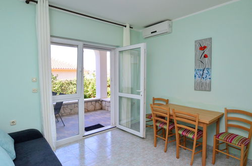 Foto 11 - Apartamento de 1 quarto em Sibenik com piscina e jardim