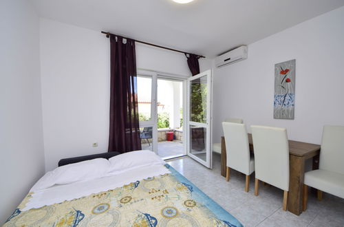 Foto 10 - Apartamento de 1 quarto em Sibenik com piscina e jardim