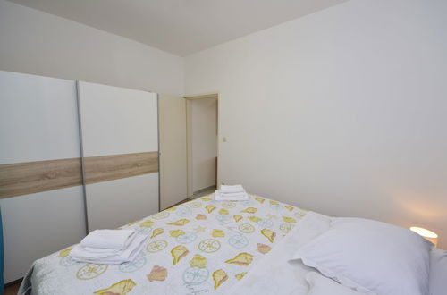 Foto 9 - Apartamento de 1 quarto em Sibenik com piscina e jardim