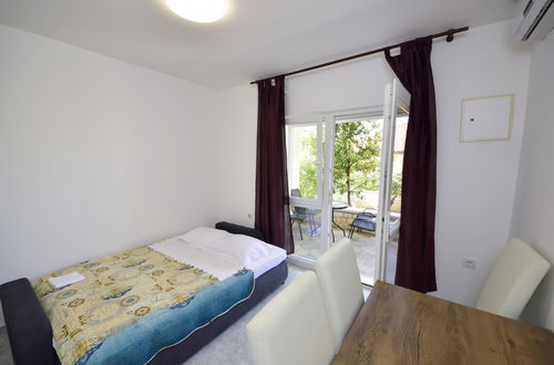 Foto 13 - Apartamento de 1 quarto em Sibenik com piscina e jardim