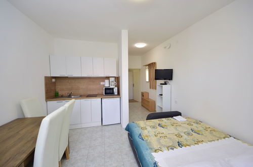 Foto 11 - Apartamento de 1 quarto em Sibenik com piscina e jardim