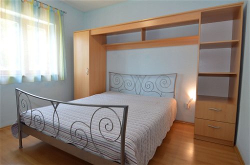 Foto 15 - Appartamento con 3 camere da letto a Supetar con giardino e vista mare