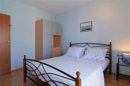 Foto 16 - Appartamento con 3 camere da letto a Supetar con giardino e vista mare